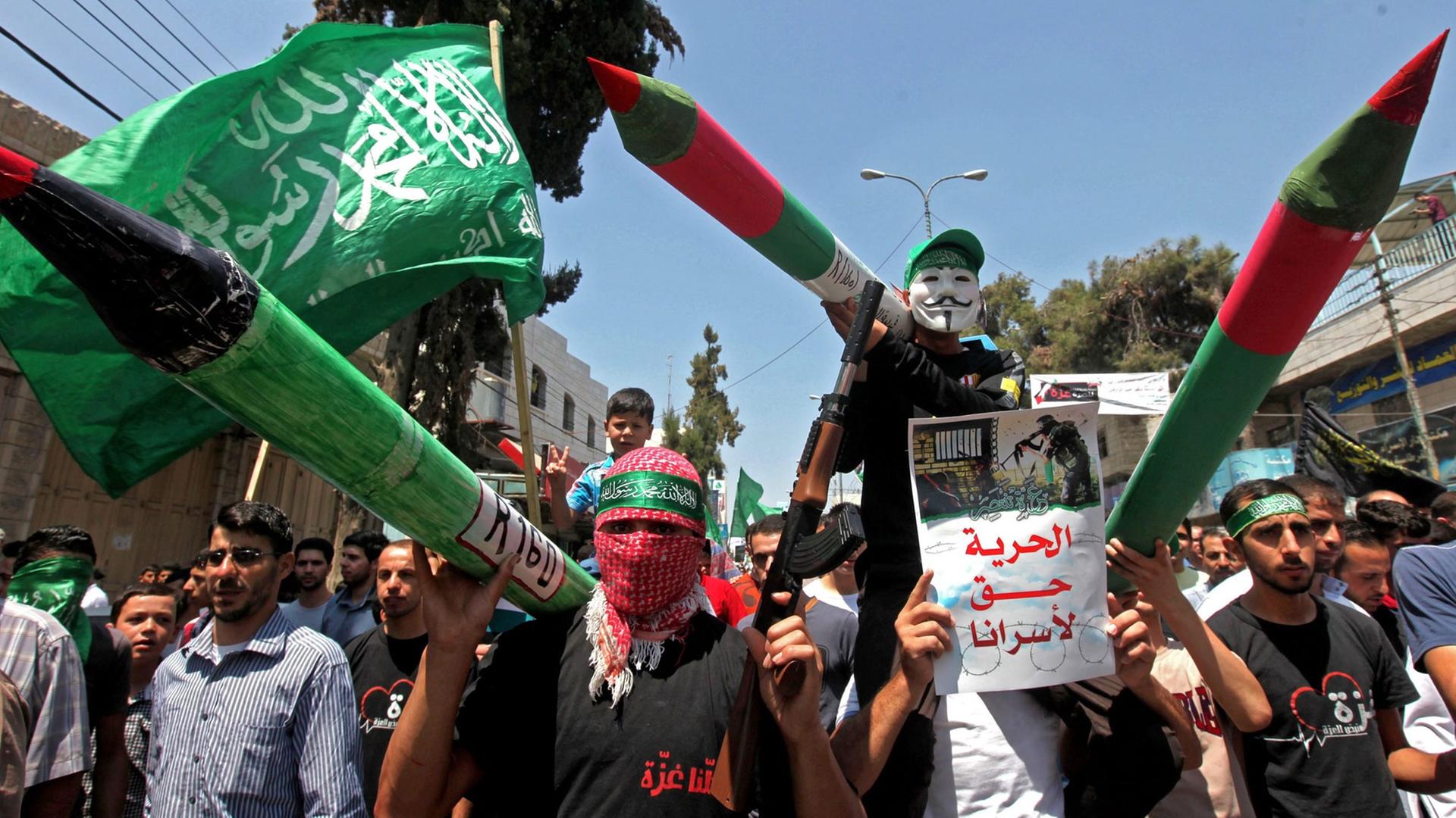 Palästinenser demonstrieren in Hebron im Westjordanland ihre Solidarität mit der Hamas im Gaza-Streifen. Palästinenser demonstrieren in Hebron im Westjordanland ihre Solidarität mit der Hamas im Gaza-Streifen.