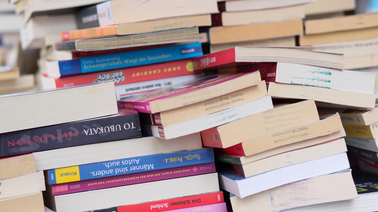 Das Foto zeigt Bücher auf einem Ramschtisch. Das Foto zeigt Bücher auf einem Ramschtisch.