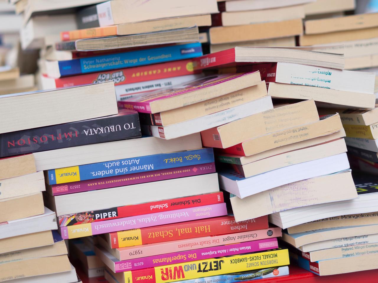 Das Foto zeigt Bücher auf einem Ramschtisch. Das Foto zeigt Bücher auf einem Ramschtisch.