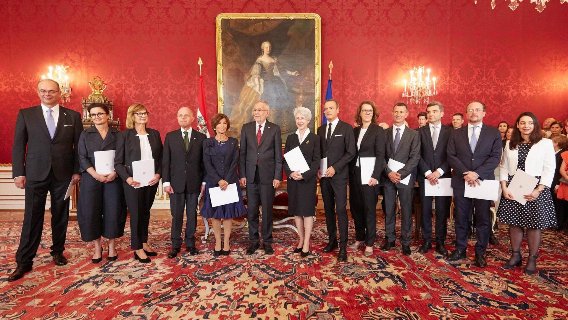 Österreichs Bundespräsident Van der Bellen hat das neue Expertenkabinett vereidigt: Gruppenbild in der Bundespräsidentschaftskanzlei. Österreichs Bundespräsident Van der Bellen hat das neue Expertenkabinett vereidigt: Gruppenbild in der Bundespräsidentschaftskanzlei.