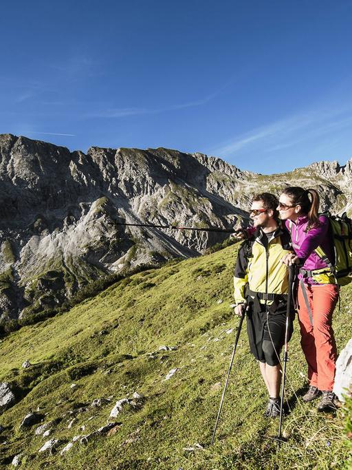 Ein junges Paar wandert in den Alpen bei Altenmarkt-Zauchensee in Österreich