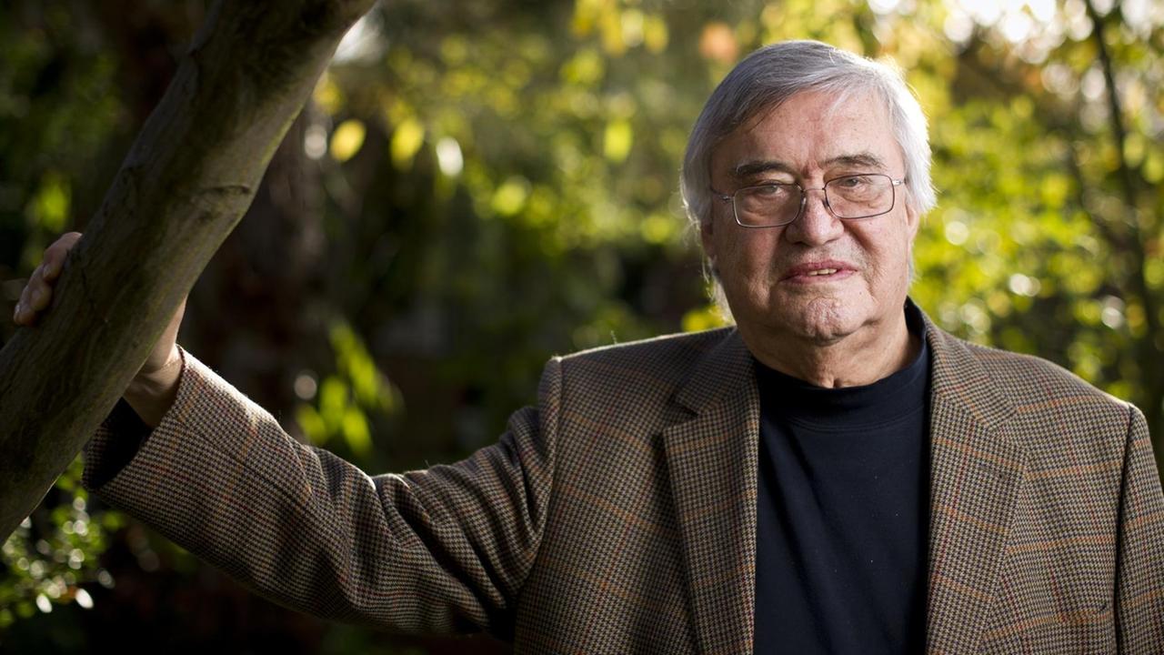 Der Schriftsteller Peter Härtling im Garten seines Hauses in Walldorf (Hessen) bei Frankfurt. Der Schriftsteller Peter Härtling im Garten seines Hauses in Walldorf (Hessen) bei Frankfurt.