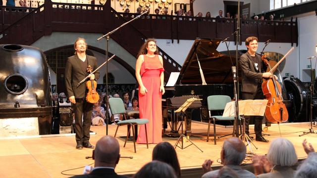 Die Musiker Chritian Tetzlaff, Kiveli Dörken und Maximilian Hornung nehmen auf der Bühne beim Kammermusikfest Spannungen am 24. Juni 2017 den Applaus entgegen.