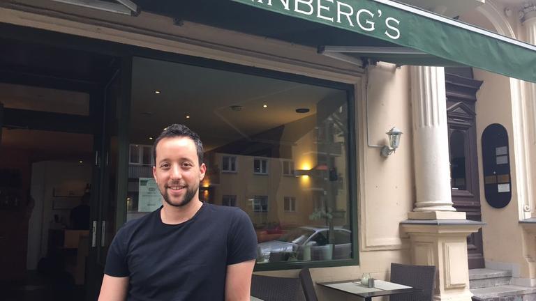 Yorai Feinberg vor seinem israelischen Restaurant Yorai Feinberg vor seinem israelischen Restaurant