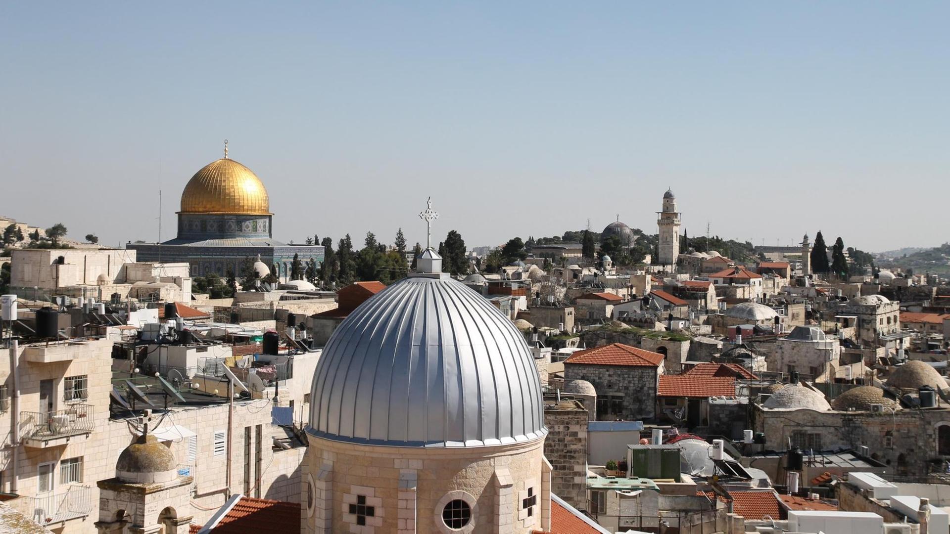 Der Blick auf die Altstadt von Jerusalem - auf dem Tempelberg steht der Felsendom mit der goldenen Kuppel. Der Blick auf die Altstadt von Jerusalem - auf dem Tempelberg steht der Felsendom mit der goldenen Kuppel.