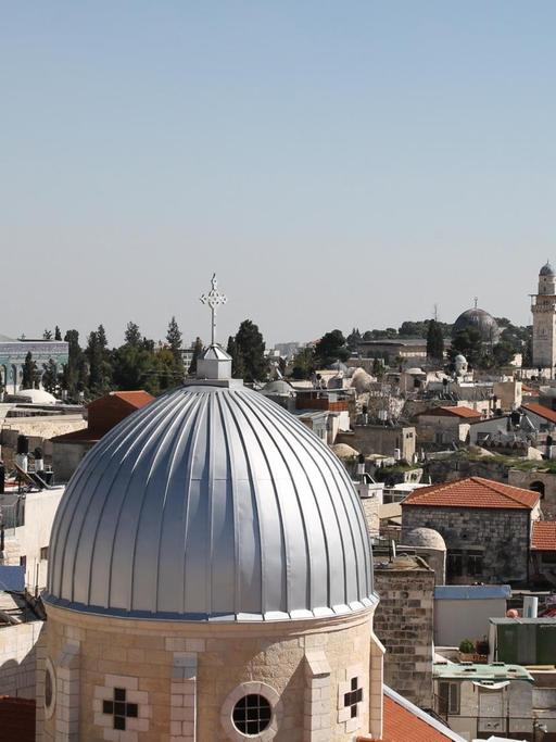 Der Blick auf die Altstadt von Jerusalem - auf dem Tempelberg steht der Felsendom mit der goldenen Kuppel.