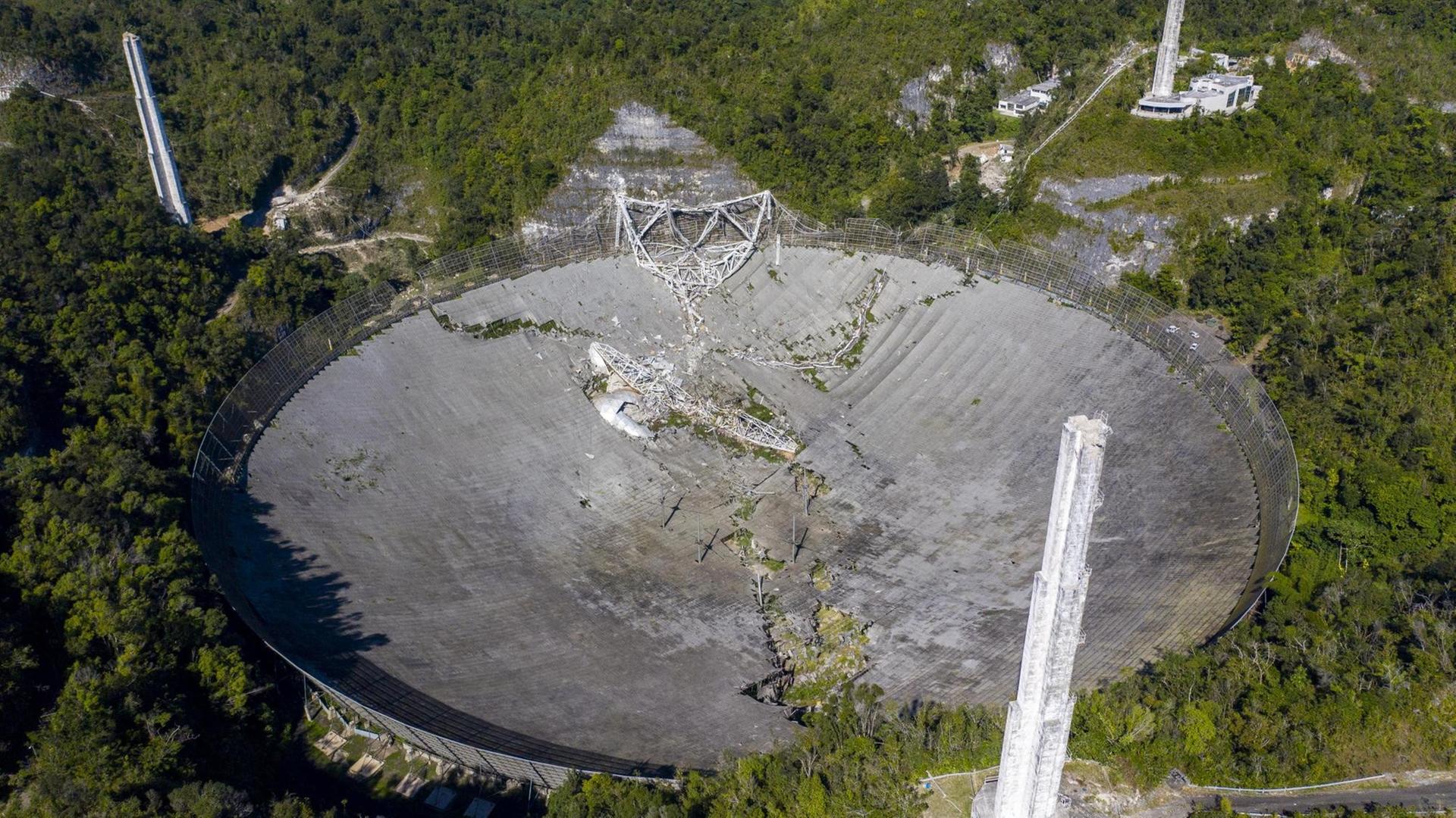Trümmer im Arecibo-Teleskop nach dem Einsturz Trümmer im Arecibo-Teleskop nach dem Einsturz