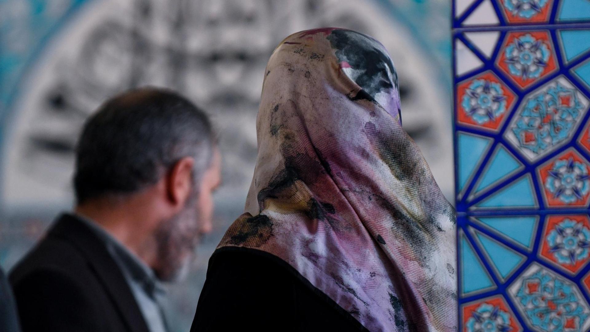 Muslime stehen am 03.10.2017 in Hamburg in der Centrum Moschee. Acht Einrichtungen in Hamburg öffnen am bundesweiten Tag der offenen Moschee zum Thema "Gute Nachbarschaft _ Bessere Gesellschaft". Muslime stehen am 03.10.2017 in Hamburg in der Centrum Moschee. Acht Einrichtungen in Hamburg öffnen am bundesweiten Tag der offenen Moschee zum Thema "Gute Nachbarschaft _ Bessere Gesellschaft".