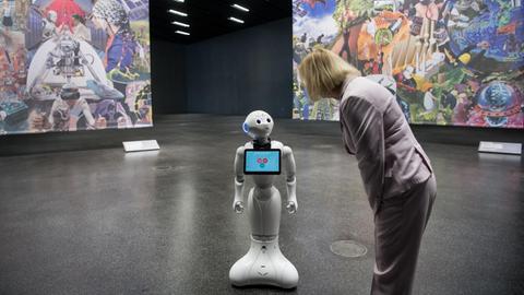 Bildungsministerin Johanna Wanka (CDU) nimmt Kontakt mit Roboter Pepper auf. Die Interaktion zwischen Mensch und Roboter ist eines der Themen der Berliner "Science Week".