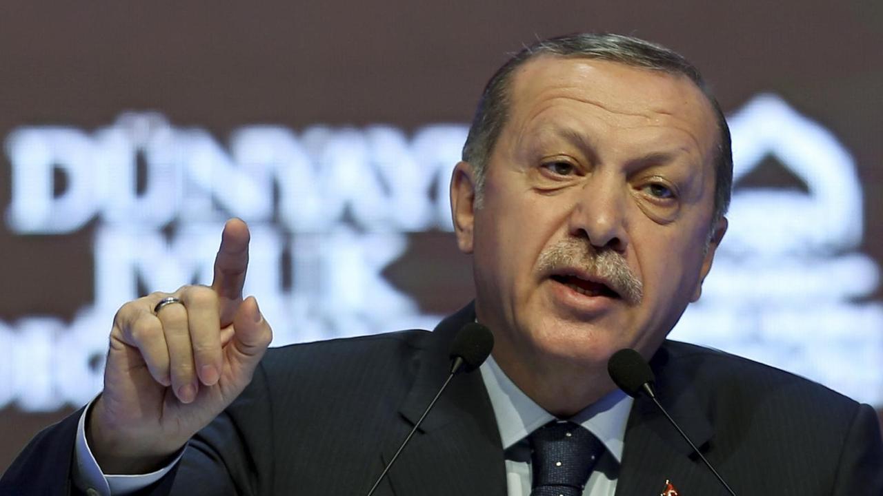 Erdogan spricht mit erhobenem Zeigefinger an einem Rednerpult. Erdogan spricht mit erhobenem Zeigefinger an einem Rednerpult.