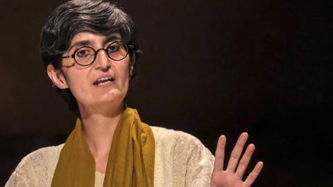 Am 09.08.2018 hält Nikita Dhawan, Professorin für Politikwissenschaft (Politische Theorie mit Schwerpunkt Frauen- und Geschlechterforschung) und Direktorin der Interkulturären Forschungsplattform Geschlechterforschung an der Universität Innsbruck eine Rede zum Auftakt der Ruhrtriennale 2018 in der Duisburger Gebläsehalle.