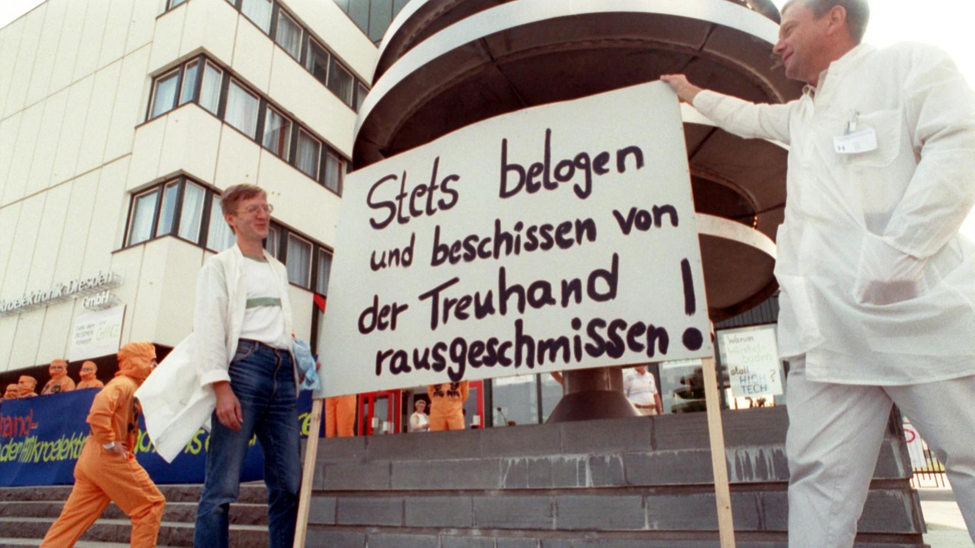 Gegen die von der Treuhandanstalt beabsichtigte Abwicklung des Dresdner Betriebes Mikroelektronik und Technologie Gesellschaft mbH (MTG) protestieren am 05.09.1991 die Beschäftigten. Gegen die von der Treuhandanstalt beabsichtigte Abwicklung des Dresdner Betriebes Mikroelektronik und Technologie Gesellschaft mbH (MTG) protestieren am 05.09.1991 die Beschäftigten.