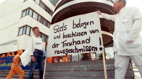 Gegen die von der Treuhandanstalt beabsichtigte Abwicklung des Dresdner Betriebes Mikroelektronik und Technologie Gesellschaft mbH (MTG) protestieren am 05.09.1991 die Beschäftigten.
