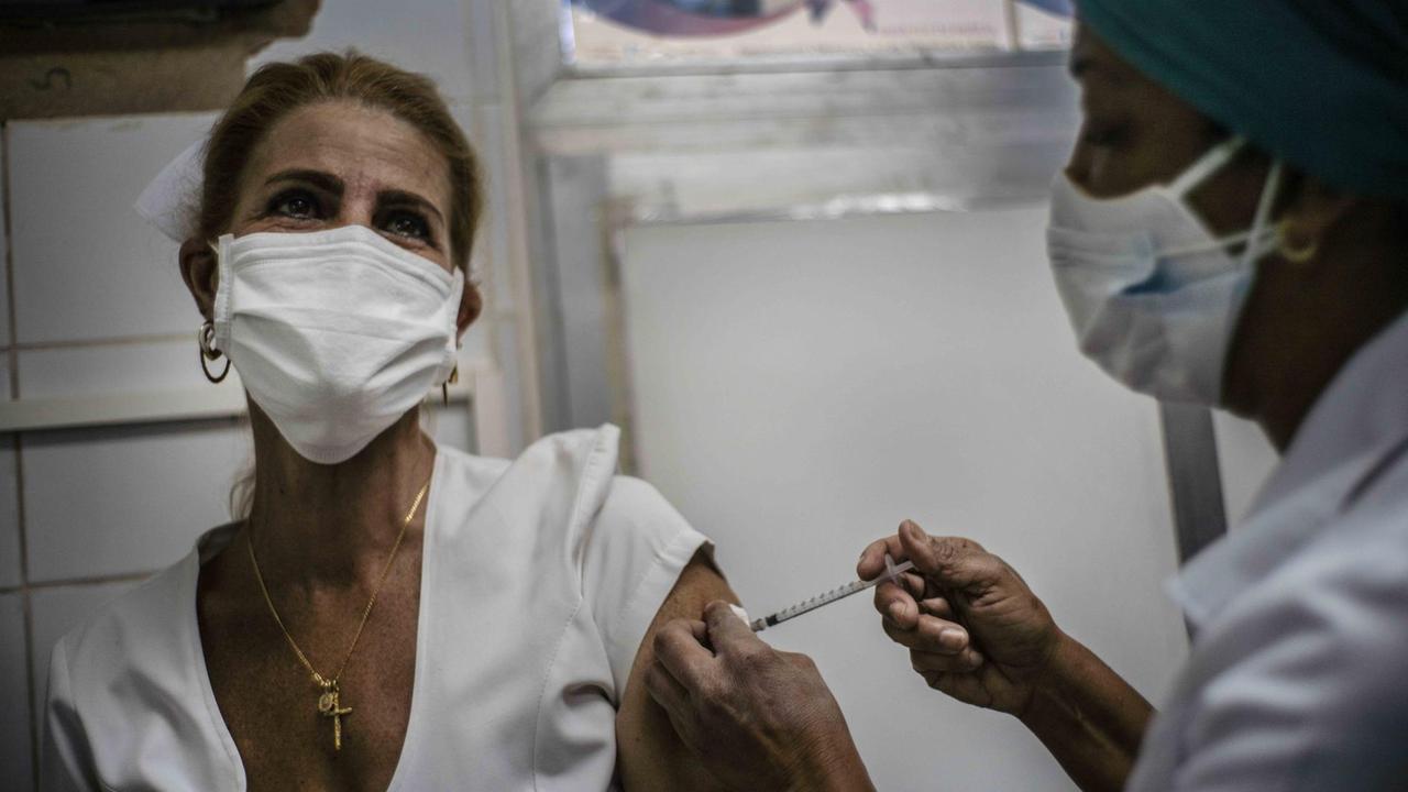 Eine Krankenschwester impft eine Mitarbeiterin des medizinischen Personals am 24. März in Havanna mit dem Impfstoff "Soberana-02" gegen COVID-19. Eine Krankenschwester impft eine Mitarbeiterin des medizinischen Personals am 24. März in Havanna mit dem Impfstoff "Soberana-02" gegen COVID-19.