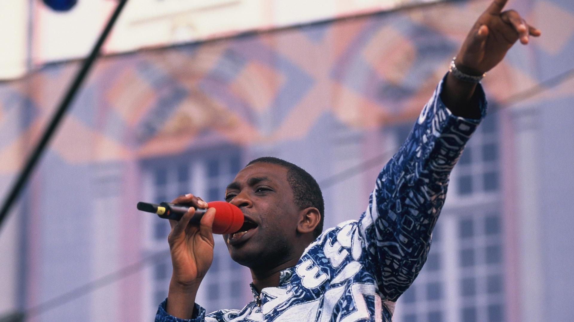 Youssou N'Dour , senegalesischer Sänger und Komponist, bei einem Auftritt Youssou N'Dour , senegalesischer Sänger und Komponist, bei einem Auftritt