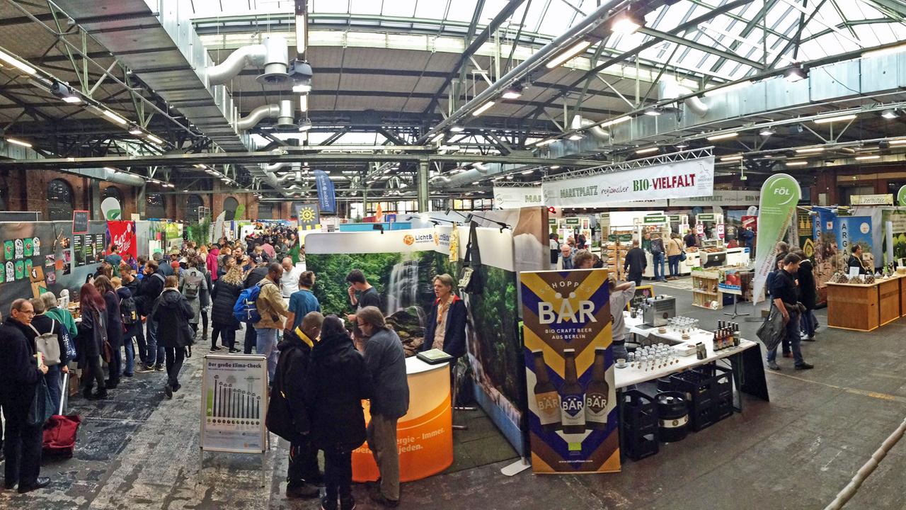 Verschiedene Stände mit Bio-Produkten auf dem "Heldenmarkt" in einem alten Bahnhof in Berlin-Kreuzberg. Verschiedene Stände mit Bio-Produkten auf dem "Heldenmarkt" in einem alten Bahnhof in Berlin-Kreuzberg.