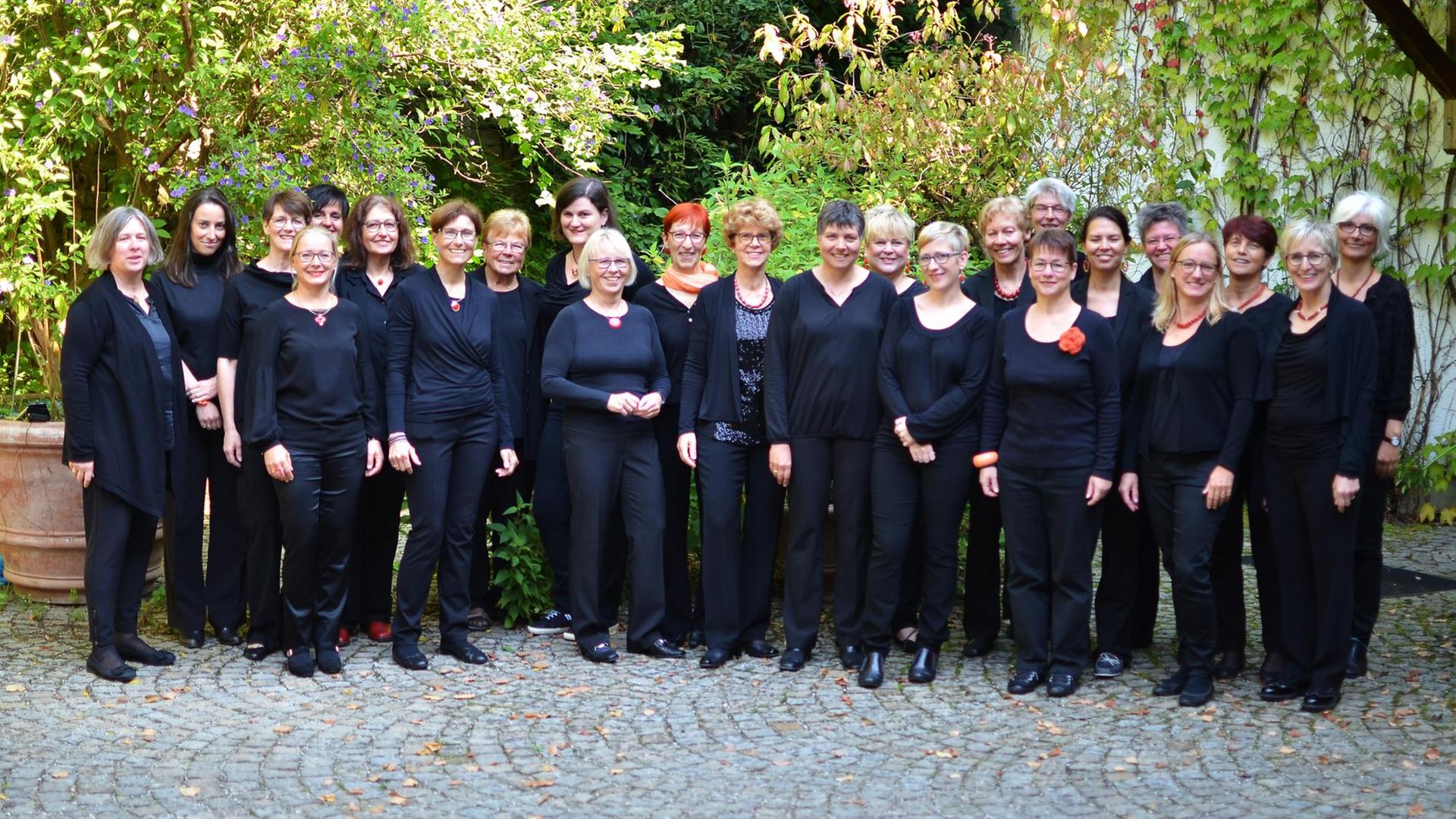 Gruppenbild des Chores in schwarzer Kleidung