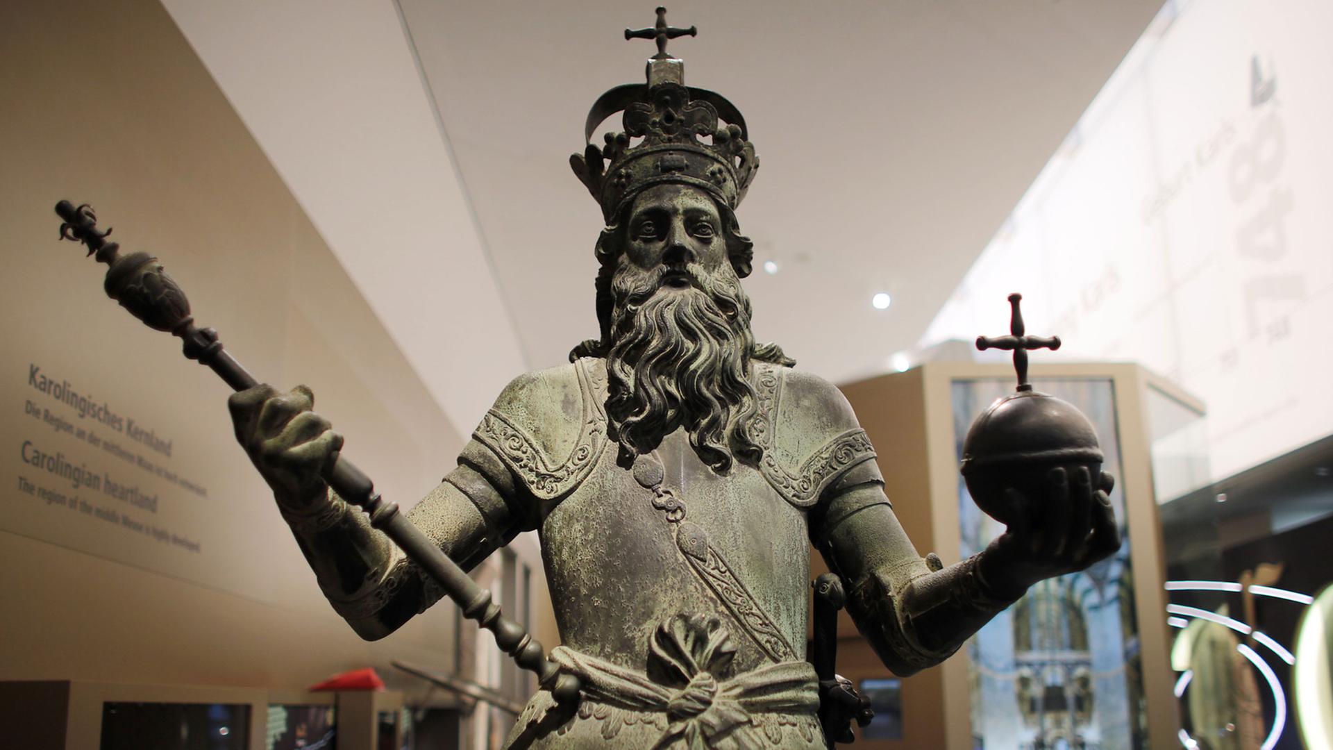 Eine Figur Karls des Großen steht am 16.06.2014 in Aachen (Nordrhein-Westfalen) im Centre Charlemagne. Die Ausstellung "Karl der Große, Macht, Kunst, Schätze" ist vom 20.06.2014 bis zum 21.09.2014 in Aachen zu sehen. Eine Figur Karls des Großen steht am 16.06.2014 in Aachen (Nordrhein-Westfalen) im Centre Charlemagne. Die Ausstellung "Karl der Große, Macht, Kunst, Schätze" ist vom 20.06.2014 bis zum 21.09.2014 in Aachen zu sehen.