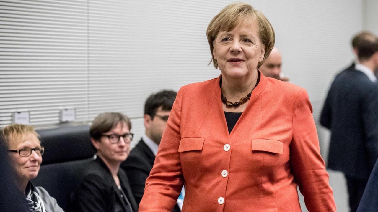 Bundeskanzlerin Angela Merkel (CDU) kommt am 20.11.2017 in Berlin zur Sitzung der CDU/CSU Bundestagsfraktion im Reichstag. Die FDP hatte die Jamaika Sondierungsgesprächen zur Aufnahme von Koalitionsverhandlungen zur Bildung einer Regierung abgebrochen. Foto: Michael Kappeler/dpa | Verwendung weltweit Bundeskanzlerin Angela Merkel (CDU) kommt am 20.11.2017 in Berlin zur Sitzung der CDU/CSU Bundestagsfraktion im Reichstag. Die FDP hatte die Jamaika Sondierungsgesprächen zur Aufnahme von Koalitionsverhandlungen zur Bildung einer Regierung abgebrochen. Foto: Michael Kappeler/dpa | Verwendung weltweit