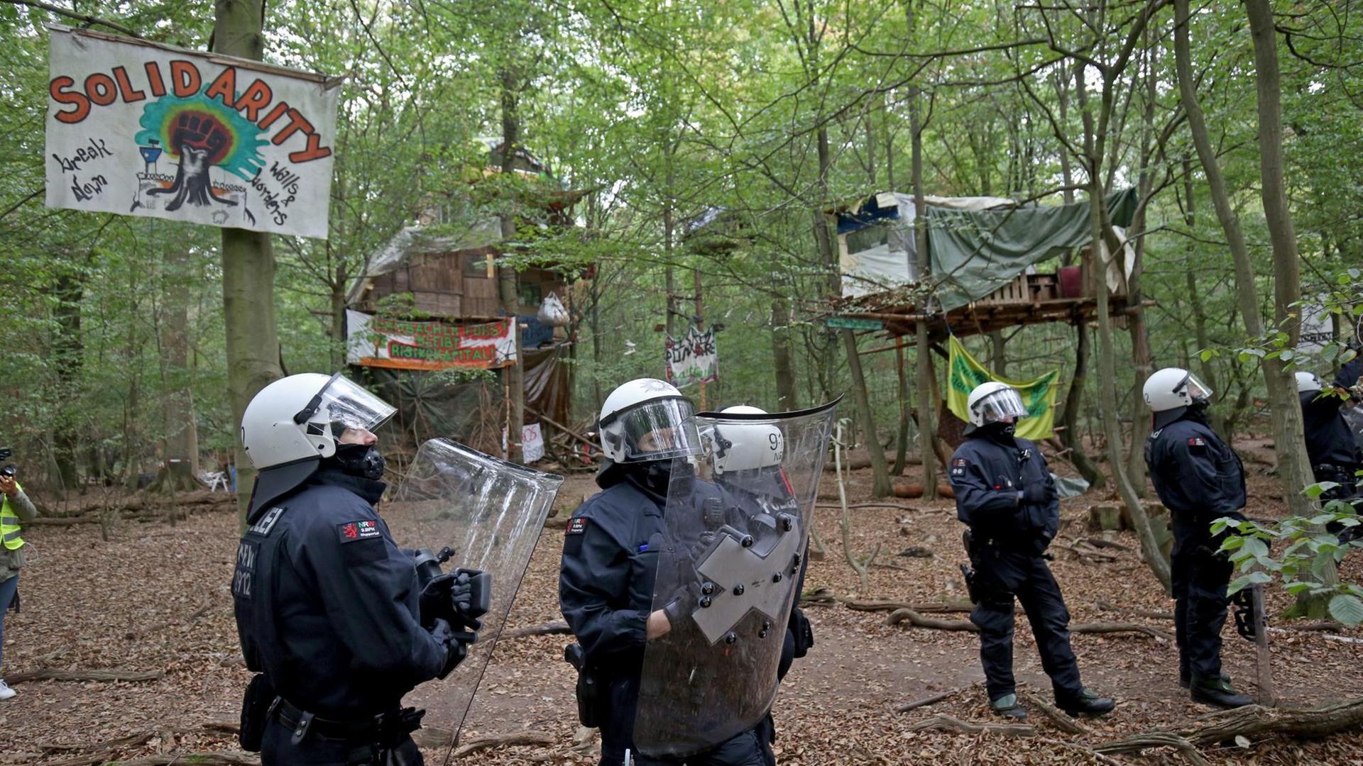 05.09.2018: Nordrhein-Westfalen, Kerpen: Polizisten stehen in einem Camp der Umweltaktivisten. 05.09.2018: Nordrhein-Westfalen, Kerpen: Polizisten stehen in einem Camp der Umweltaktivisten.