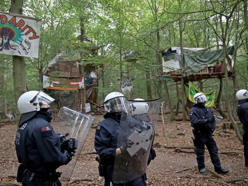 05.09.2018: Nordrhein-Westfalen, Kerpen: Polizisten stehen in einem Camp der Umweltaktivisten.
