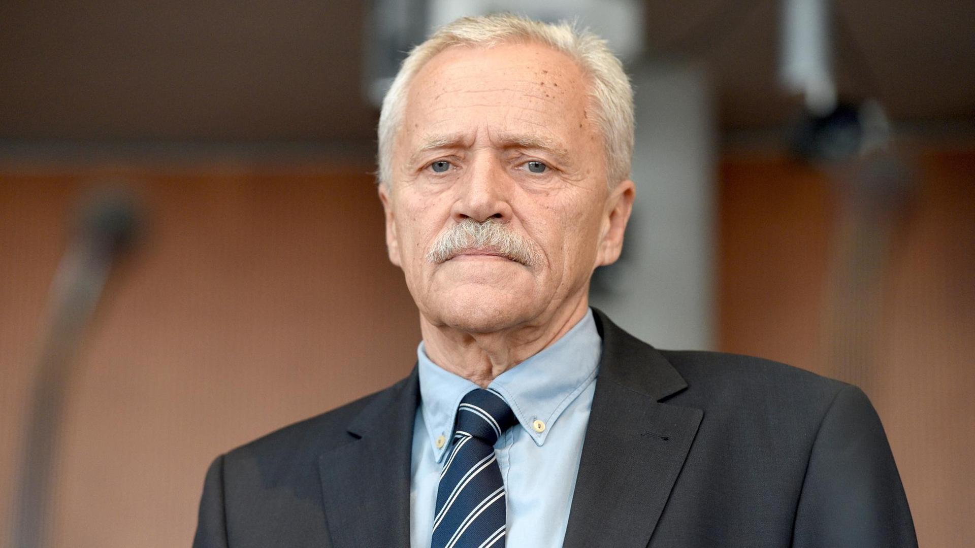 Heinz Fromm vor seiner Vernehmung als Zeuge durch den NSA-Untersuchungsausschuss Heinz Fromm vor seiner Vernehmung als Zeuge durch den NSA-Untersuchungsausschuss