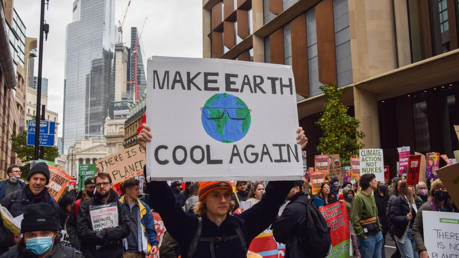 Ein Demonstrant hält ein Banner mit der Aufschrift "Make Earth Cool Again" bei einer Demonstration am 6. November in London. Ein Demonstrant hält ein Banner mit der Aufschrift "Make Earth Cool Again" bei einer Demonstration am 6. November in London.