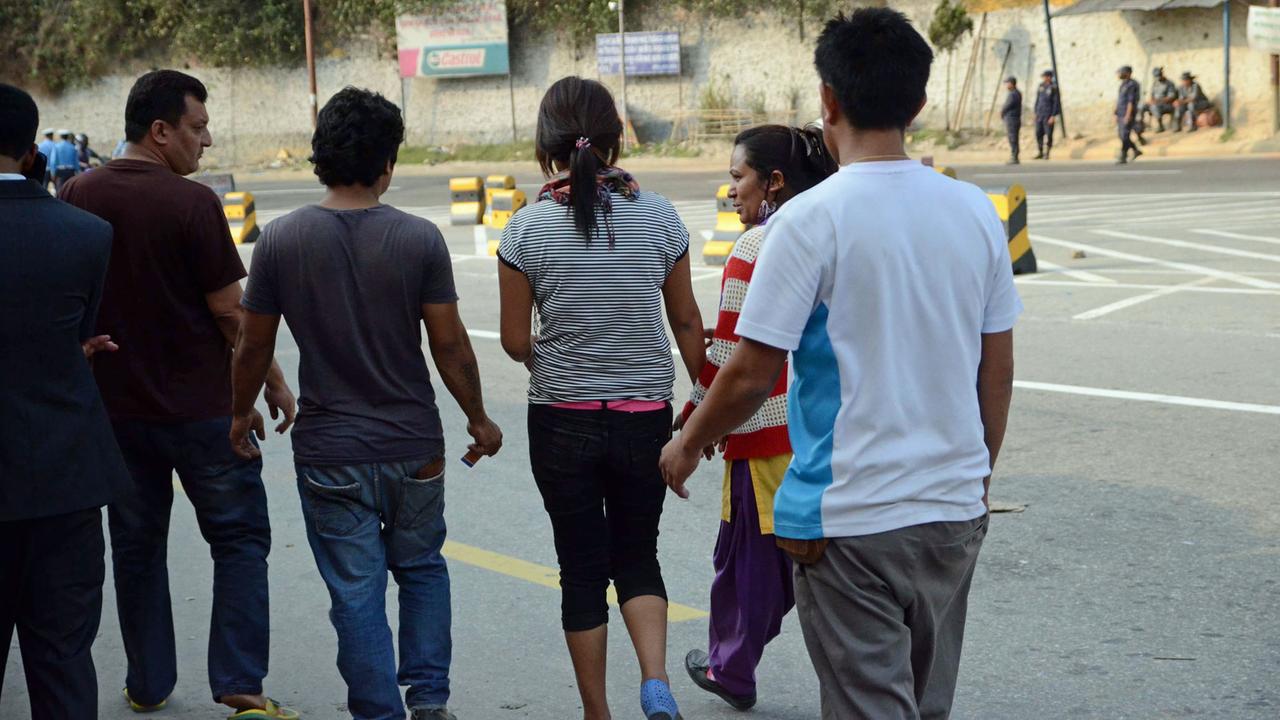 Die Mitarbeiterinnen von Maiti Nepal bringen die Frau zur Polizeistation Die Mitarbeiterinnen von Maiti Nepal bringen die Frau zur Polizeistation