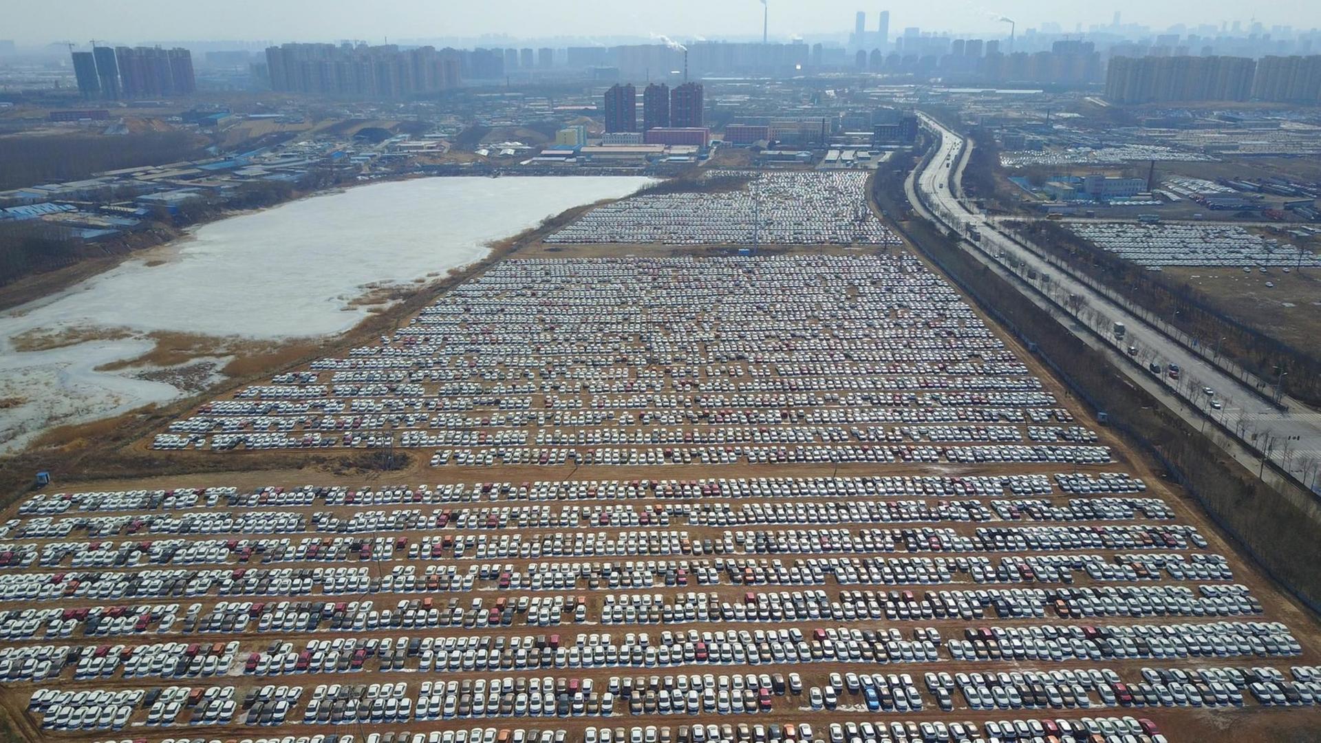 Großer Parkplatz aus der Vogelperspektive fotografiert in China. Großer Parkplatz aus der Vogelperspektive fotografiert in China.