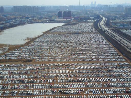 Großer Parkplatz aus der Vogelperspektive fotografiert in China.