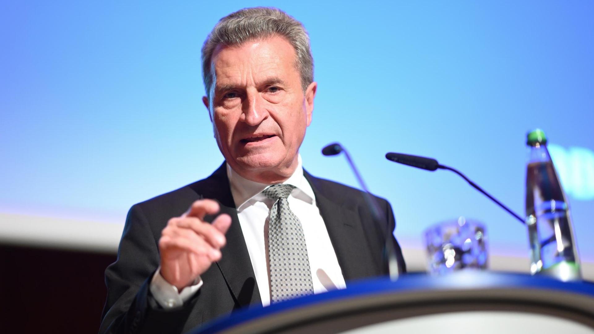 10.10.2019, Baden-Württemberg, Friedrichshafen: Günther Oettinger (CDU), EU-Kommissar für Haushalt und Personal, spricht beim Bodensee Business Forum im Graf-Zeppelin-Haus. Foto: Felix Kästle/dpa | Verwendung weltweit 10.10.2019, Baden-Württemberg, Friedrichshafen: Günther Oettinger (CDU), EU-Kommissar für Haushalt und Personal, spricht beim Bodensee Business Forum im Graf-Zeppelin-Haus. Foto: Felix Kästle/dpa | Verwendung weltweit