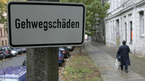 Das Schild "Gehwegschäden" im Berliner Stadtbezirk Prenzlauer Berg.