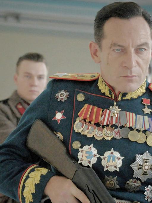 Szene aus "The Death of Stalin" von Armando Iannucci, im Vordergrund der britische Schauspieler Jason Isaacs als Georgi Schukow