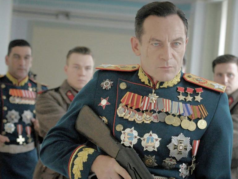 Szene aus "The Death of Stalin" von Armando Iannucci, im Vordergrund der britische Schauspieler Jason Isaacs als Georgi Schukow