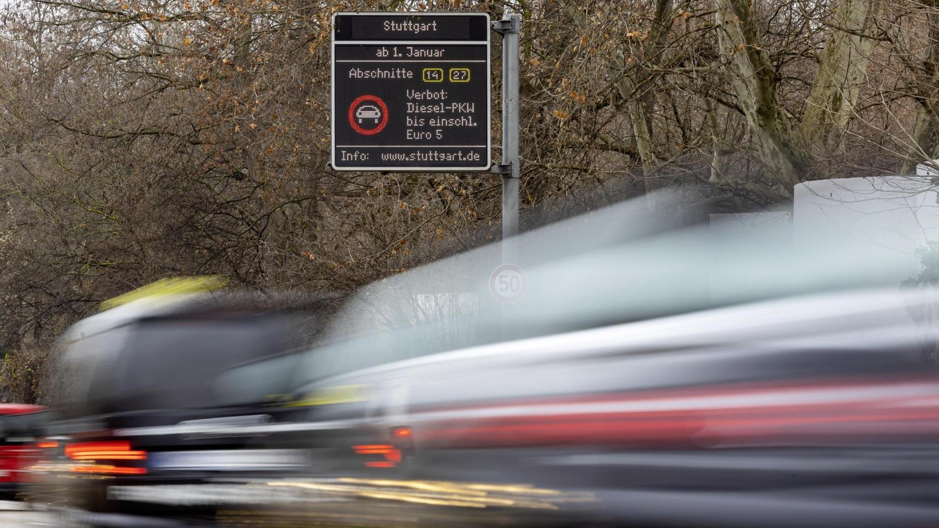 Autos fahren schnell vorbei, ein Wischeffekt entsteht. Ein Schild über der Cannstatter Straße in Stuttgart weist auf kommende Fahrverbote hin. Autos fahren schnell vorbei, ein Wischeffekt entsteht. Ein Schild über der Cannstatter Straße in Stuttgart weist auf kommende Fahrverbote hin.