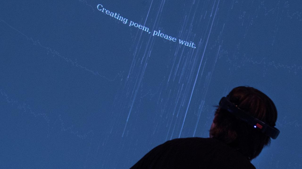 "Brain Poetry" heißt ein literarisches Kunstprojekt, mit dem ein Besucher am 07.10.2014 im Pavillon des Gastlandes Finnland auf der Buchmesse in Frankfurt am Mai nur mit seinen Gehirnströmen ein Gedicht erzeugt. "Brain Poetry" heißt ein literarisches Kunstprojekt, mit dem ein Besucher am 07.10.2014 im Pavillon des Gastlandes Finnland auf der Buchmesse in Frankfurt am Mai nur mit seinen Gehirnströmen ein Gedicht erzeugt.