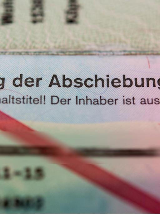 Ein Ausweis der Bundesrepublik Deutschland eines Asylbewerbers mit dem Vermerk «Aussetzung der Abschiebung (Duldung) - Kein Aufenthaltstitel! Der Inhaber ist ausreisepflichtig!», fotografiert am 09.10.2015 in Neuenhagen (Brandenburg).