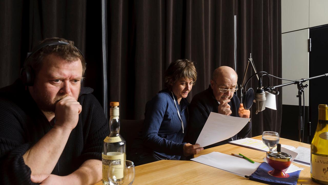 Martin Engler, Linda Olsansky, Gerd Wameling (v.l.n.r.) bei der Hörspiel-Produktion zu "Rotes Gold" im Studio. Martin Engler, Linda Olsansky, Gerd Wameling (v.l.n.r.) bei der Hörspiel-Produktion zu "Rotes Gold" im Studio.