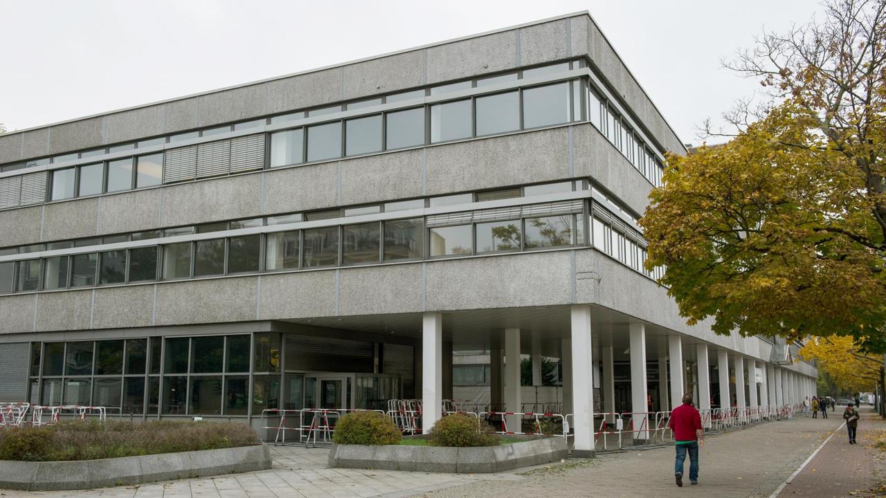 Passanten gehen in Berlin an der neuen Registrierungsstelle für Flüchtlinge (LAGeSo) an der Bundesallee vorbei. Passanten gehen in Berlin an der neuen Registrierungsstelle für Flüchtlinge (LAGeSo) an der Bundesallee vorbei.