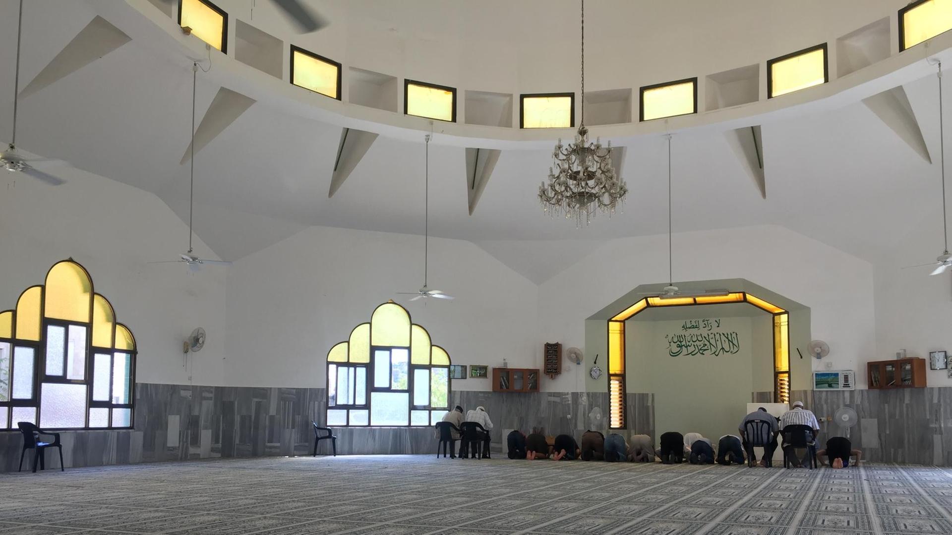 Muslime der Ahmadiyya Gemeinde beim Mittagsgebet in der Mahmud Moschee in Haifa, Israel.