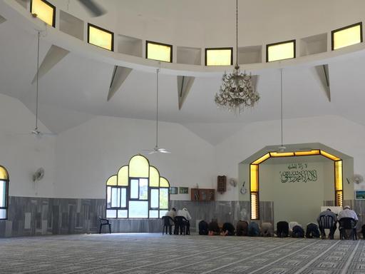 Muslime der Ahmadiyya Gemeinde beim Mittagsgebet in der Mahmud Moschee in Haifa, Israel.