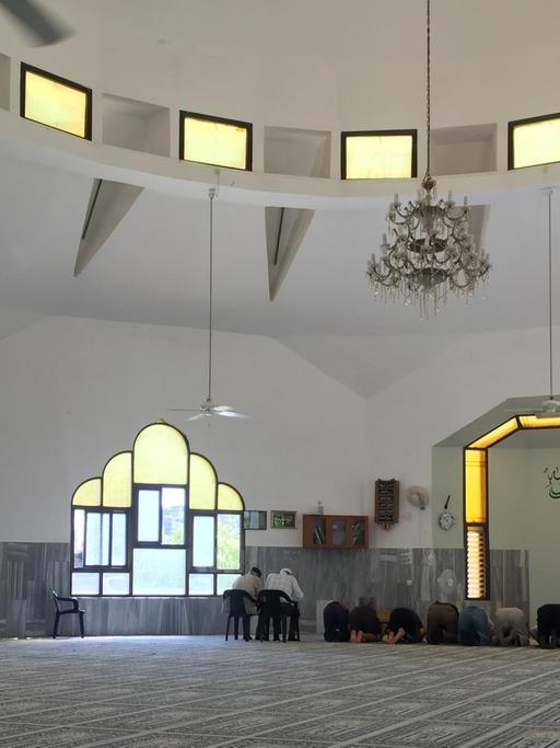 Muslime der Ahmadiyya Gemeinde beim Mittagsgebet in der Mahmud Moschee in Haifa, Israel.