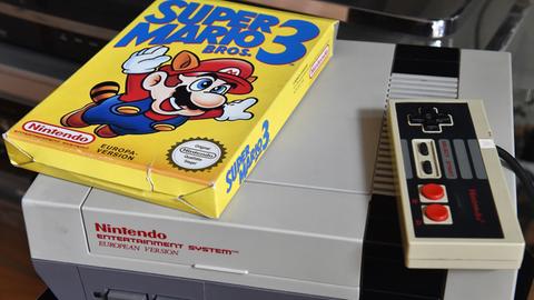 Ein "Super Mario 3"-Spiel liegt am 08.09.2015 in Berlin auf einer NES Konsole aus den 80er Jahren.