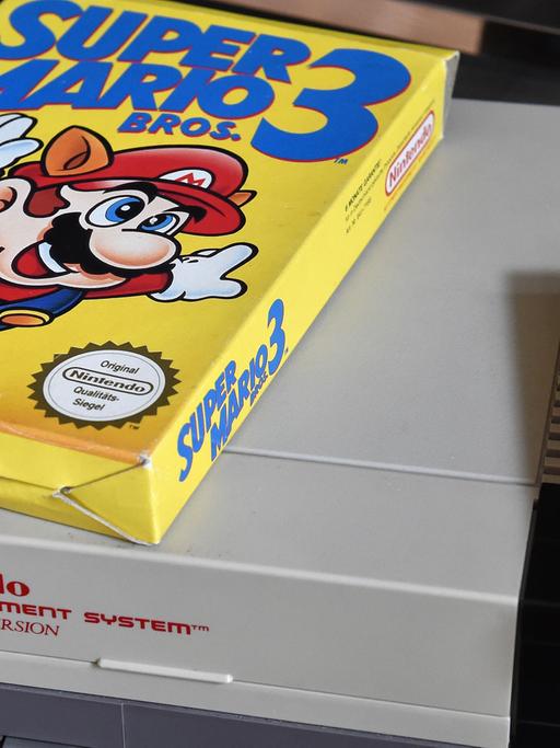 Ein "Super Mario 3"-Spiel liegt am 08.09.2015 in Berlin auf einer NES Konsole aus den 80er Jahren.