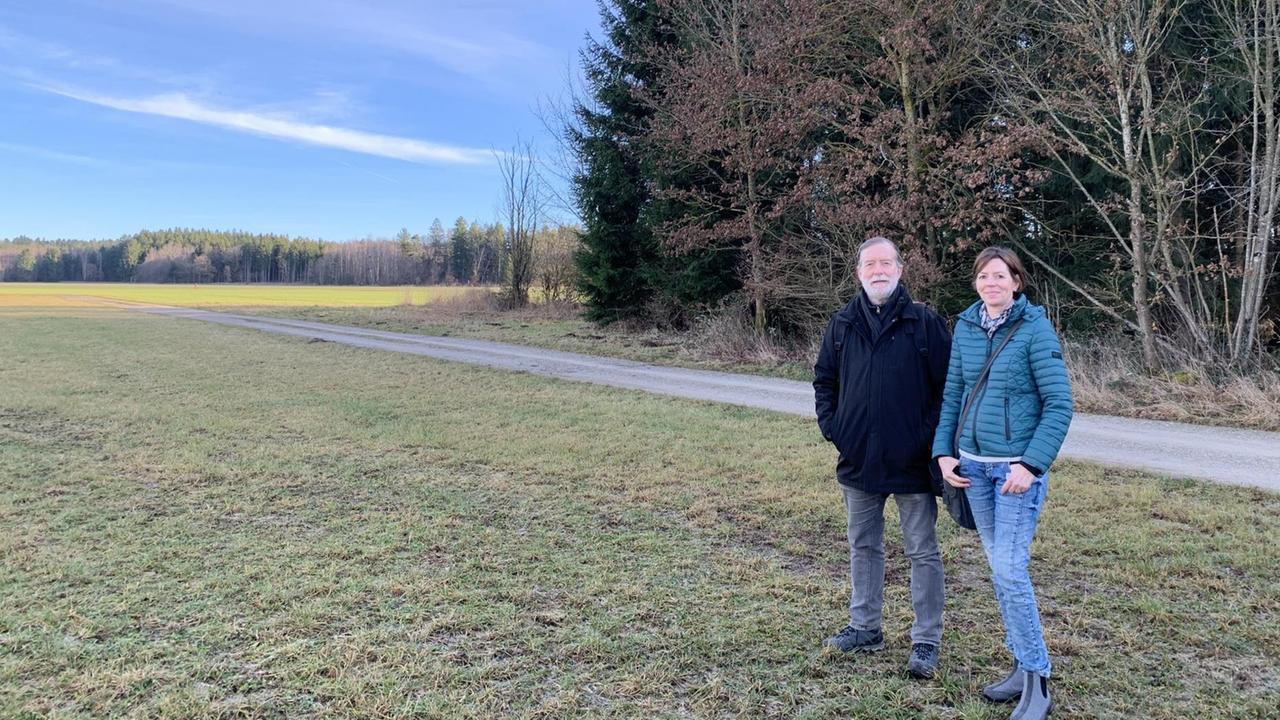 Ellen Hacker steht mit dem Umweltschützer Schorn vor einem Wald in der Nähe Gautings. Ellen Hacker steht mit dem Umweltschützer Schorn vor einem Wald in der Nähe Gautings.
