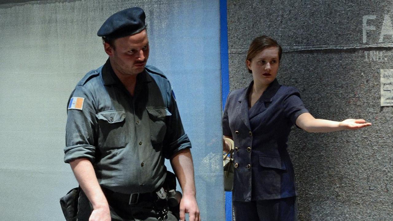Laura Naumann (re.) weist bei der Generalprobe des Theaterstücks "Right of Passage" einem Soldaten den Weg. Laura Naumann (re.) weist bei der Generalprobe des Theaterstücks "Right of Passage" einem Soldaten den Weg.