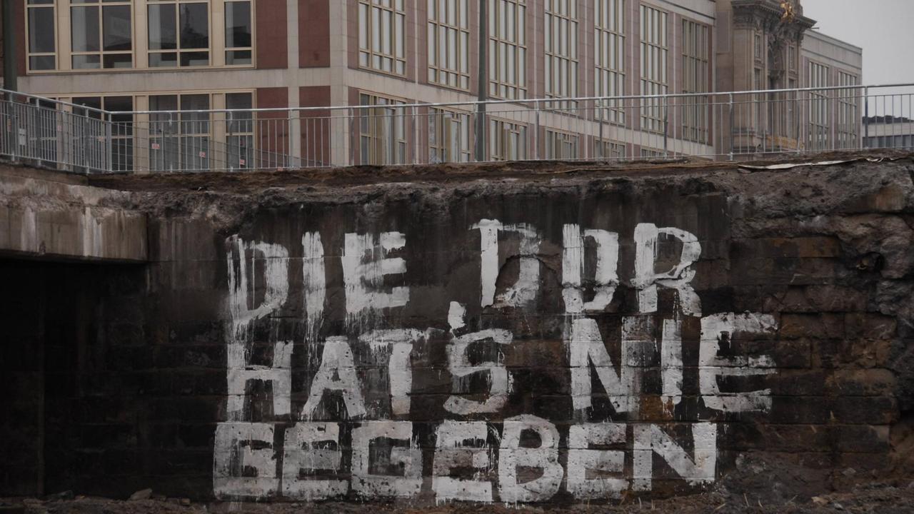 Existenzialismus - DDR-Existenz verneinender Spruch auf den letzten Fundamenten des Palasts der Republik an der Rathausbrücke auf dem Schlossplatz in Berlin, 2008 Existenzialismus - DDR-Existenz verneinender Spruch auf den letzten Fundamenten des Palasts der Republik an der Rathausbrücke auf dem Schlossplatz in Berlin, 2008