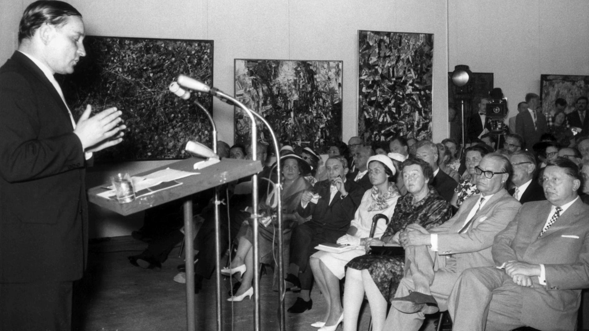 Werner Haftmann während der Eröffnung der documenta 2 im Jahr 1959 in Kassel. Werner Haftmann während der Eröffnung der documenta 2 im Jahr 1959 in Kassel.