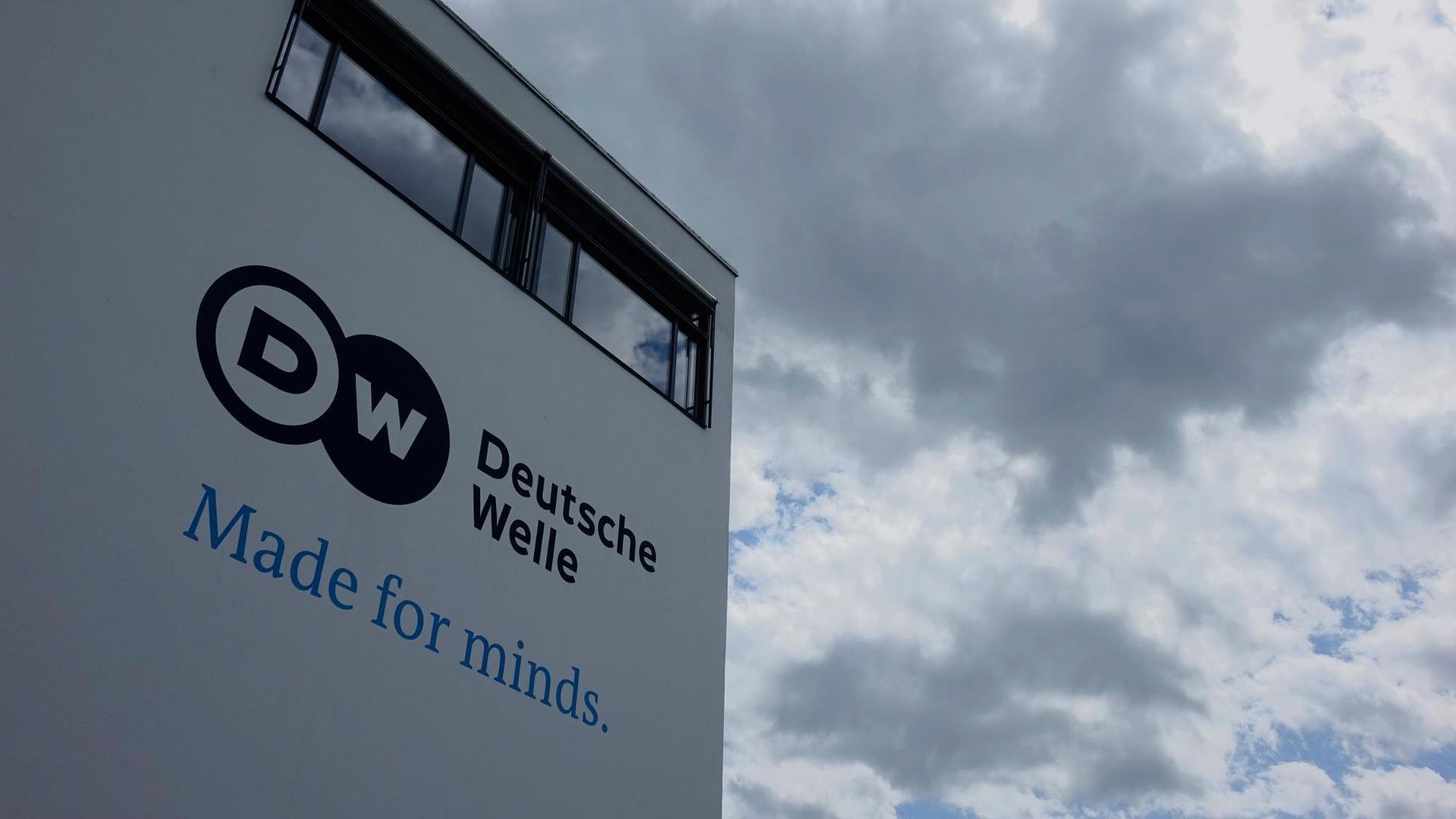 Der sogenannte Schürmannbau, Sitz der "Deutschen Welle" in Bonn. Im Hintergrund ziehen dunkle Wolken auf.