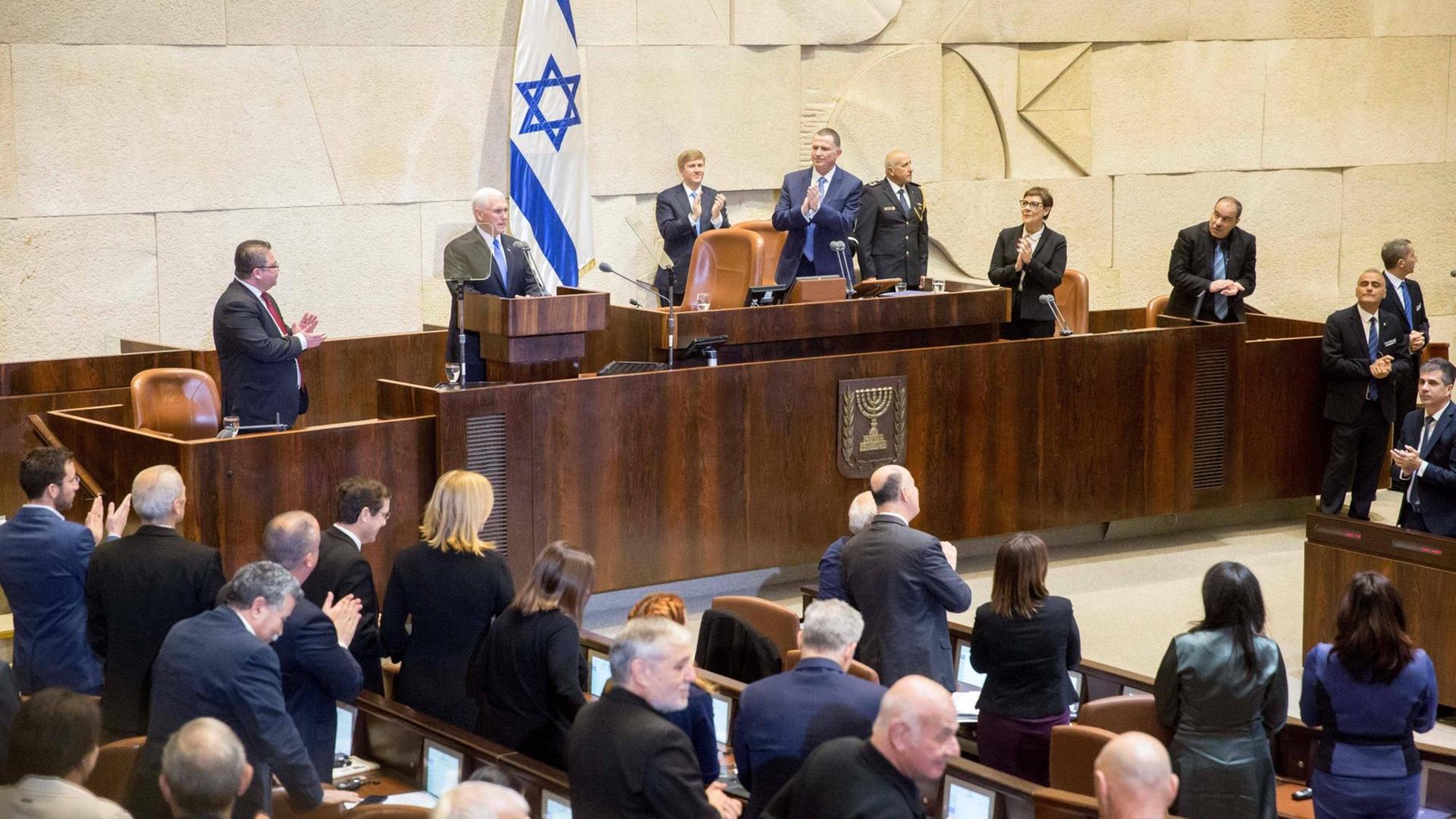 US-Vizepräsident Mike Pence spricht auf einer speziellen Plenarsitzung der Knesset in Jerusalem am 22. Januar 2016 US-Vizepräsident Mike Pence spricht auf einer speziellen Plenarsitzung der Knesset in Jerusalem am 22. Januar 2016